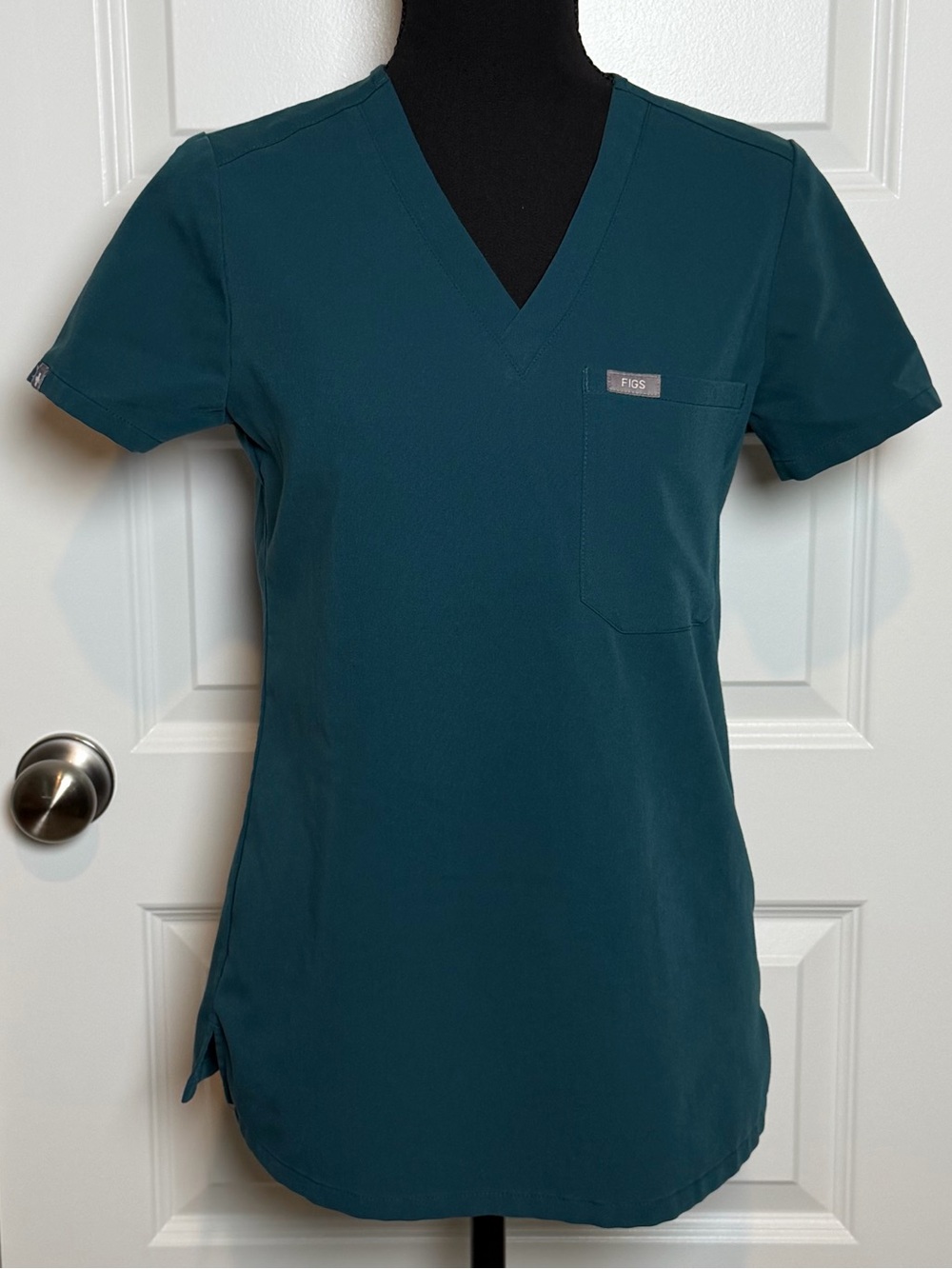 FIGS Catarina One-Pocket Scrub Top in Caribbean
